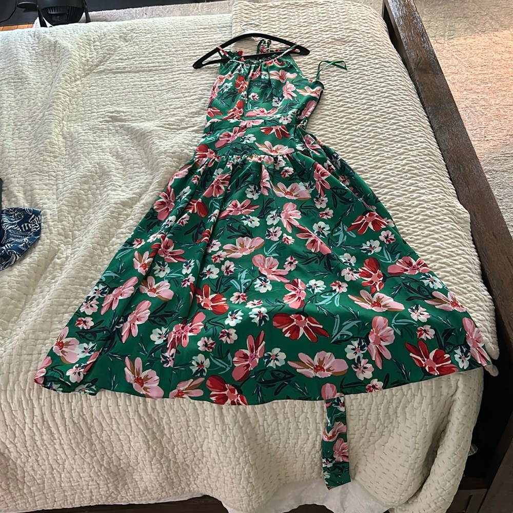 Bow in the back,lined,floral, mid shin length, goes well with sandals